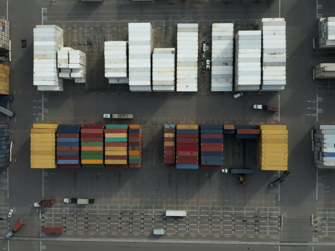 Zona mercantil portuaria con contenedores de carga marítima