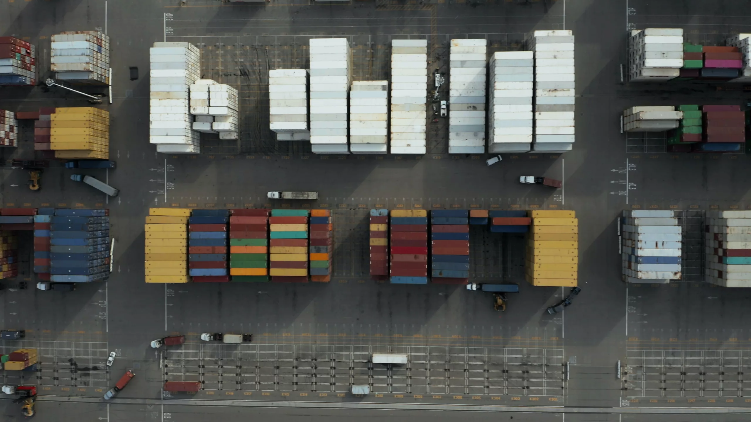 La Zona de Libre Comercio en la República de Panamá y el Tratado de Libre Comercio entre Panamá y los países de Centroamérica Zona mercantil portuaria con contenedores de carga marítima