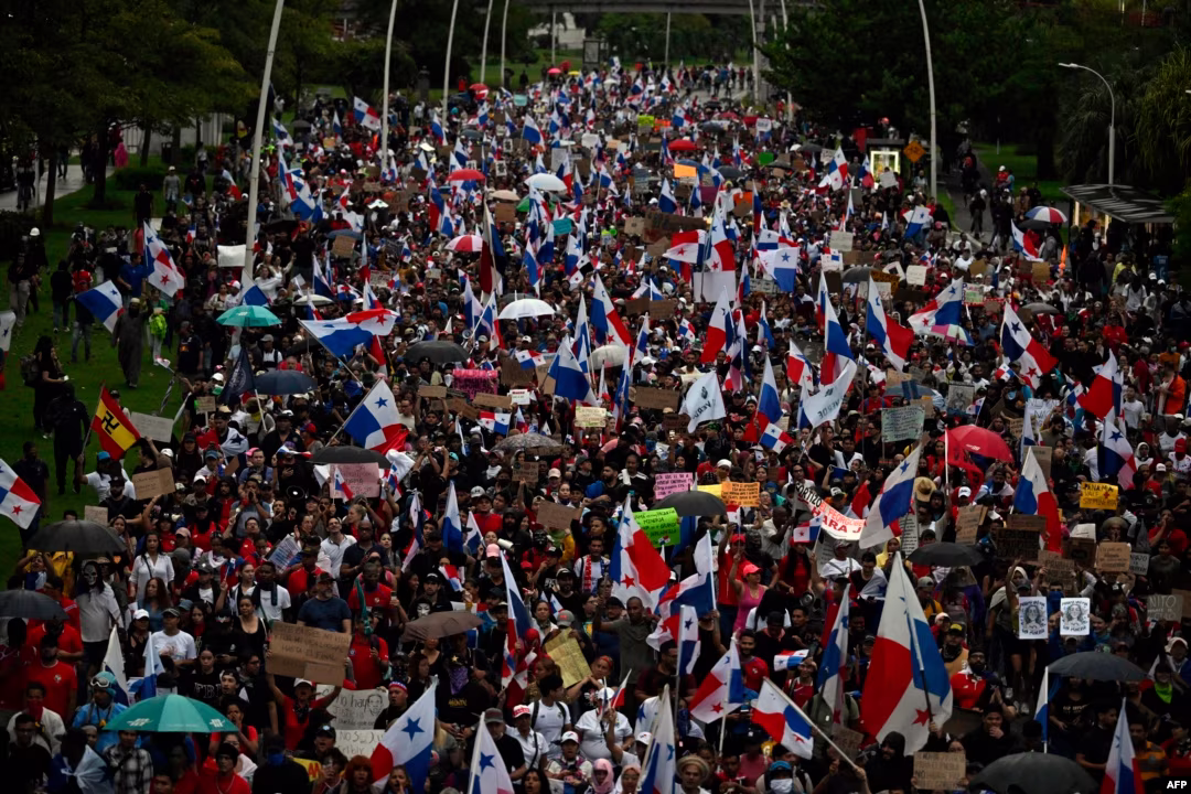 Vista aérea de protesta en Panamá con multitud de personas ondeando banderas
