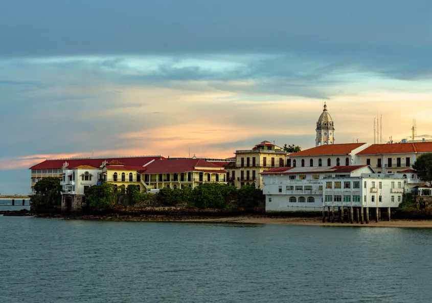 Vista panorámica del Casco Antiguo de la Ciudad de Panamá desde la Bahía de Panamá.