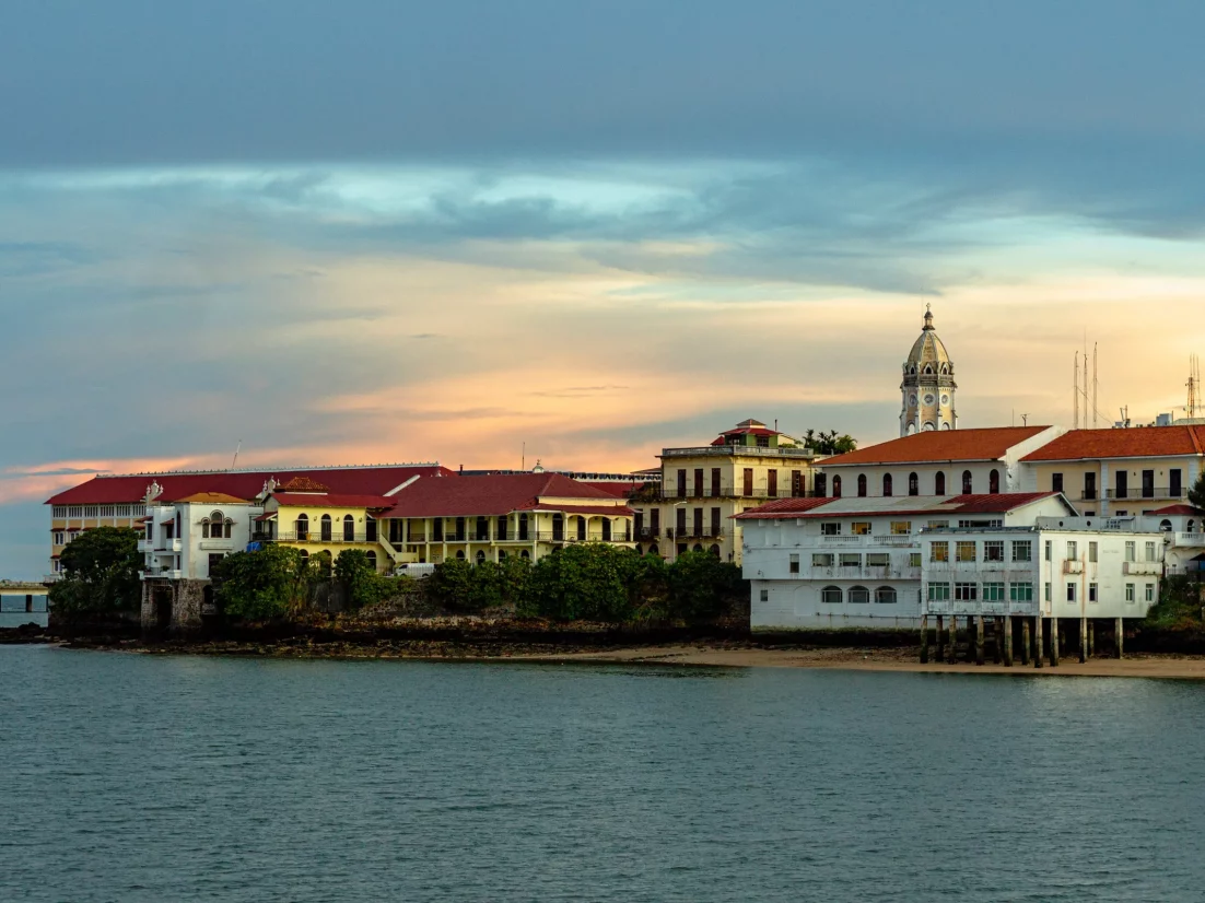 Vista panorámica del Casco Antiguo de la Ciudad de Panamá desde la Bahía de Panamá.