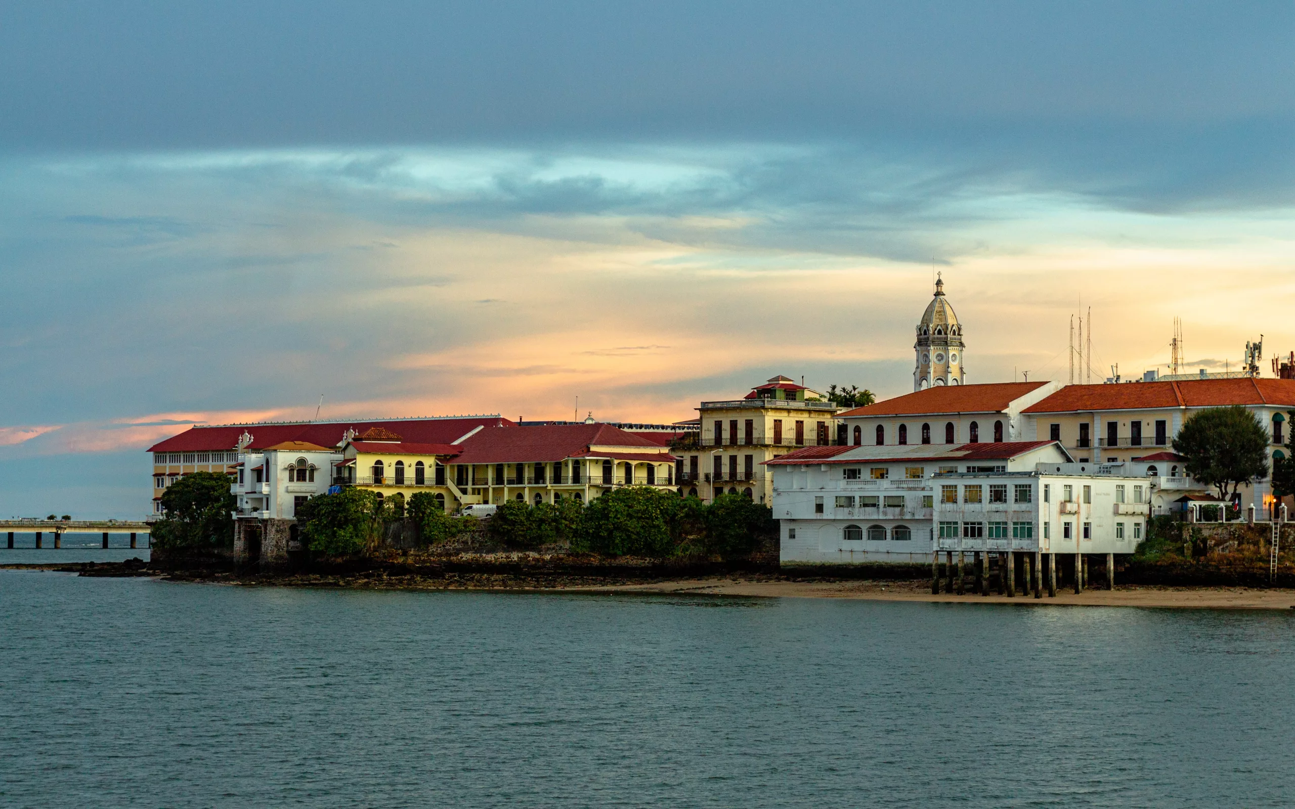 Vista panorámica del Casco Antiguo de la Ciudad de Panamá desde la Bahía de Panamá.
