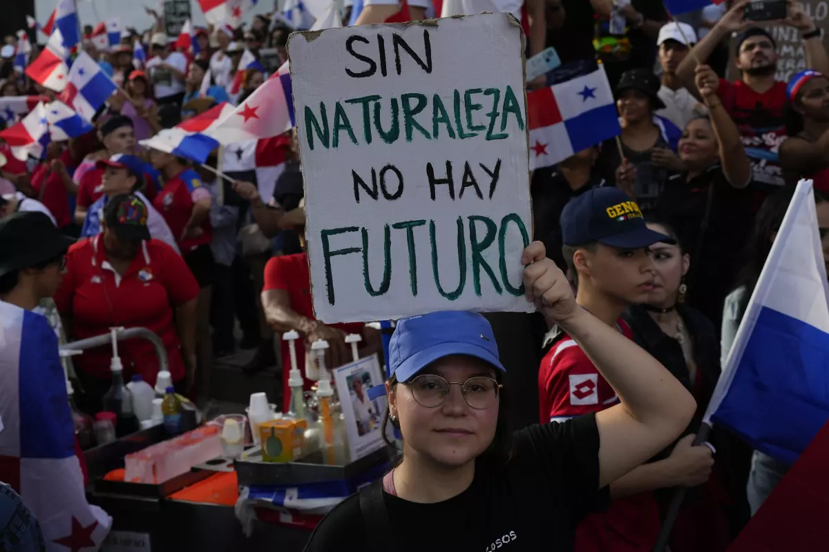Una mujer sostiene un cartel que dice “Sin naturaleza no hay futuro”, mientras los panameños celebran después de que la Corte Suprema declaró inconstitucional un contrato entre el Estado panameño y una mina de cobre canadiense para extraer cobre por 20 años, en la Ciudad de Panamá, el martes 28 de noviembre de 2023.