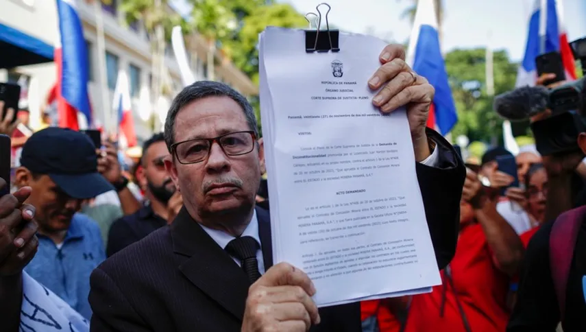 Abogado sujetando fallo de inconstitucionalidad en las afueras de la Corte Suprema de Justicia de Panamá.